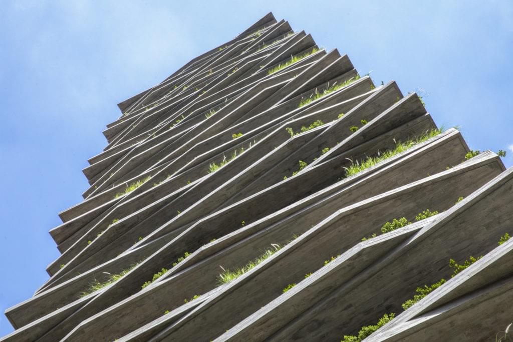 Leopoldo 1201 — Fachada Em Concreto Aparente Com Varandas Escalonadas — Curadoria Iapartamentos — Itaim Bibi