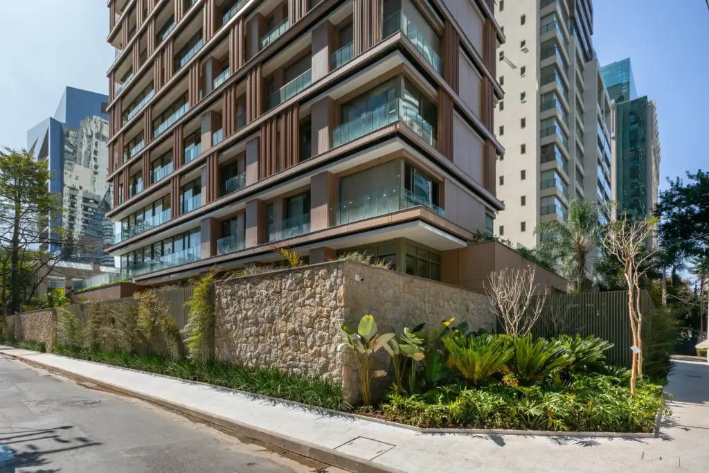 Figueira Leopoldo — Fachada Da Torre Única Entregue Na Rua Leopoldo Couto — Curadoria Iapartamentos — Itaim Bibi