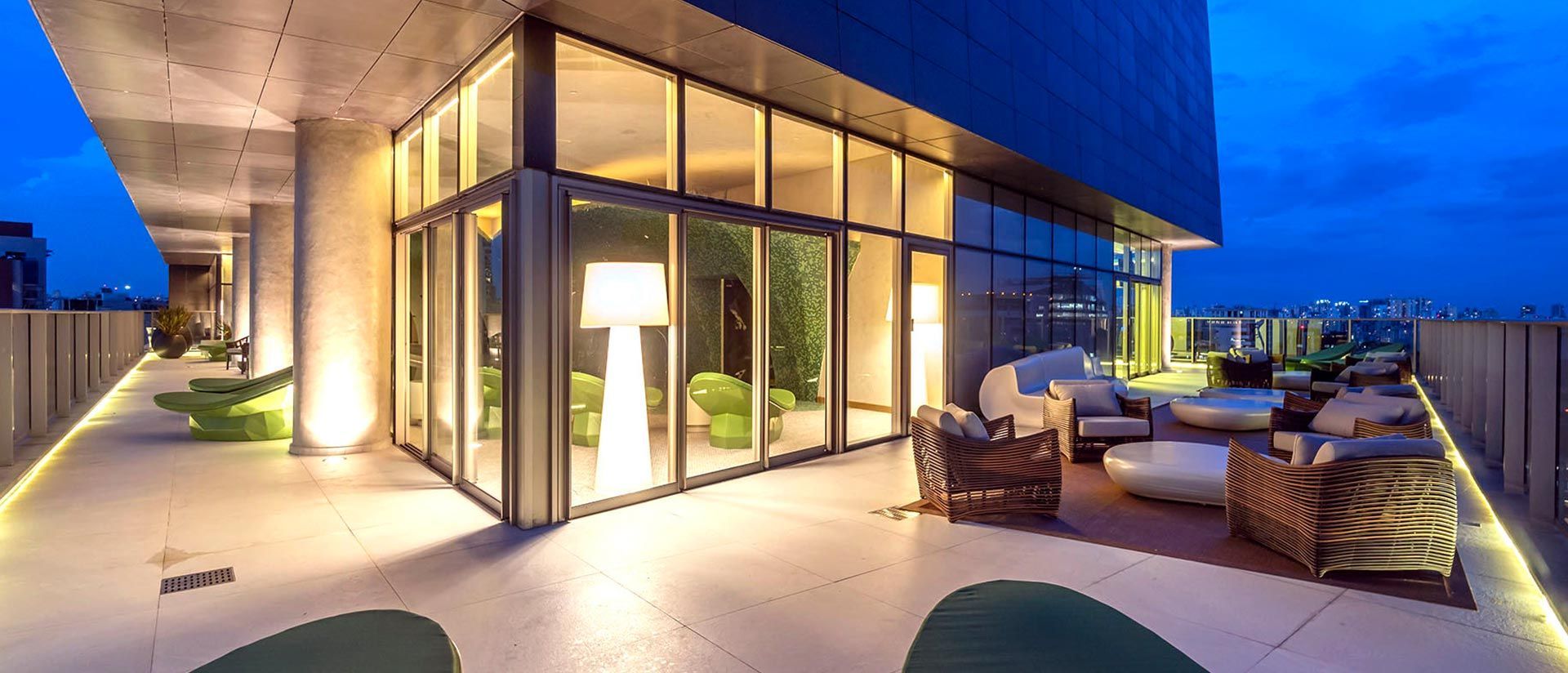 W Residences São Paulo — terraço com piscina, Vila Olímpia | curadoria iApartamentos