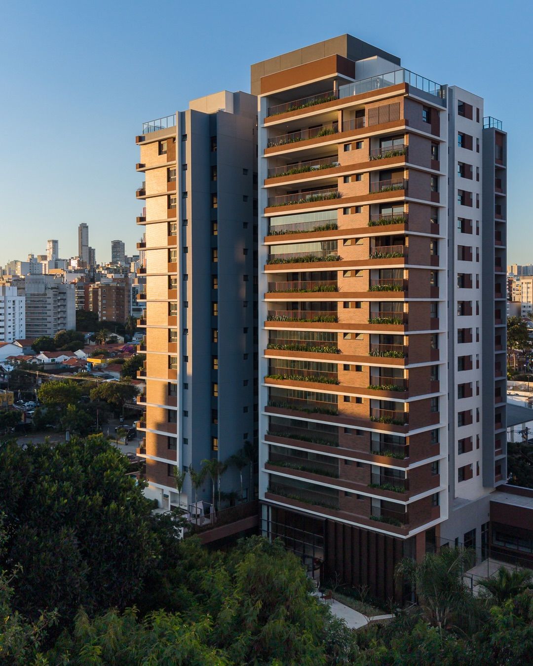 praca-omaguas-pinheiros-fachada-com-varandas-verdes-ao-entardecer