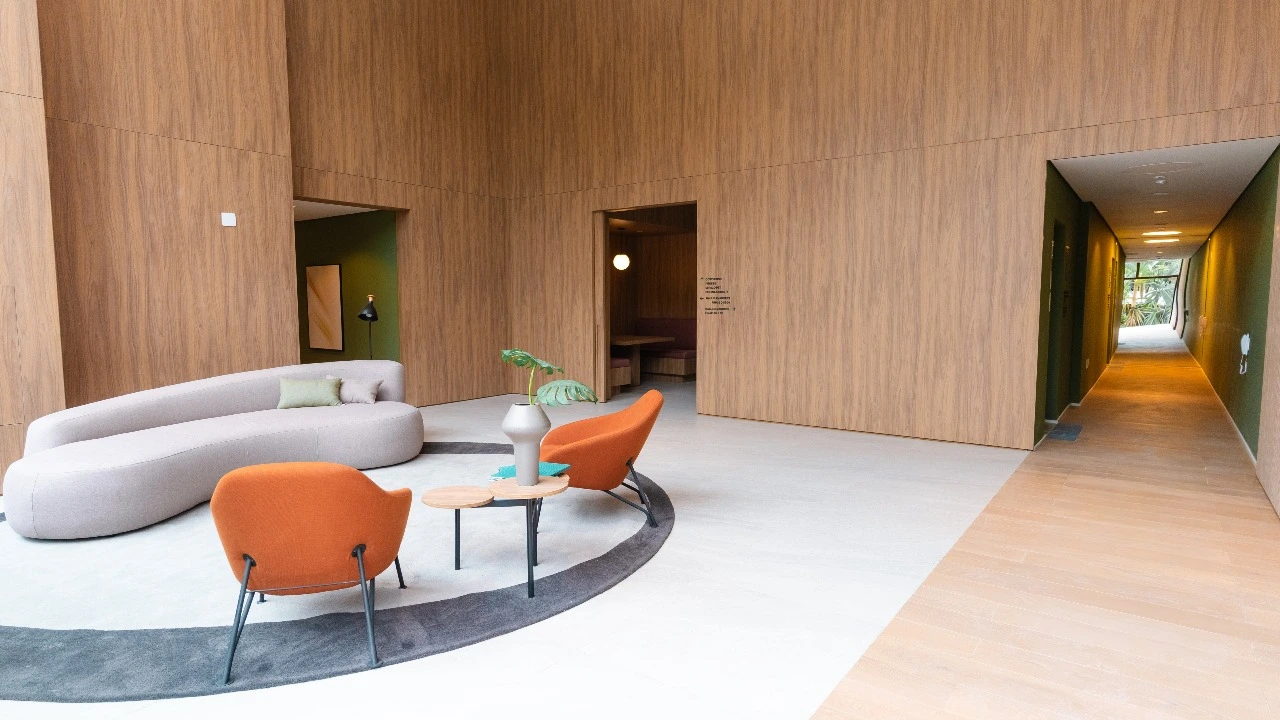praca-omaguas-pinheiros-hall-de-entrada-com-lounge