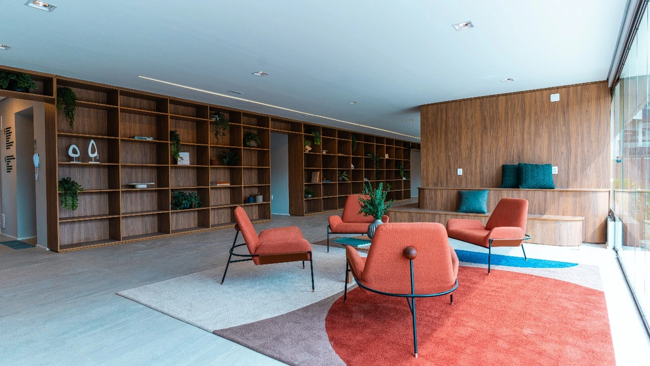 praca-omaguas-pinheiros-living-lounge-com-estante-decorada