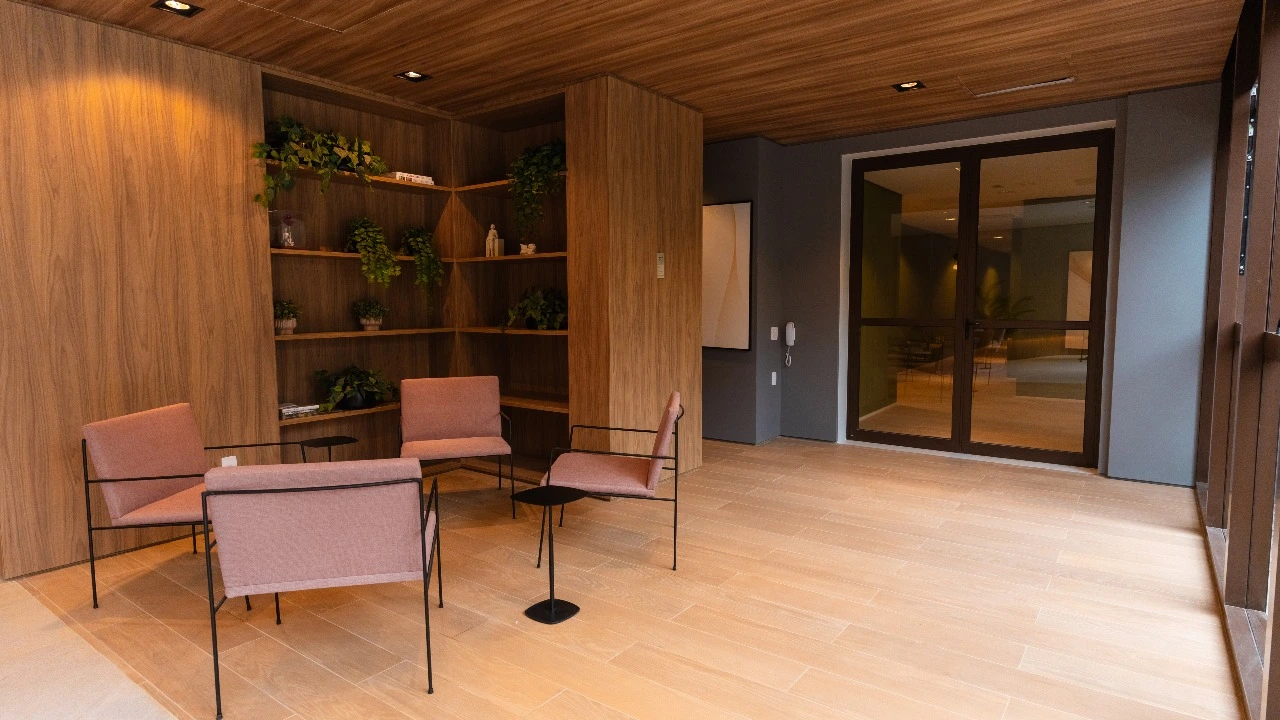 praca-omaguas-pinheiros-lounge-de-espera-com-painel-de-madeira