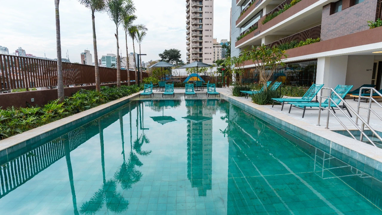 praca-omaguas-pinheiros-piscina-adulto-com-deck-e-solario