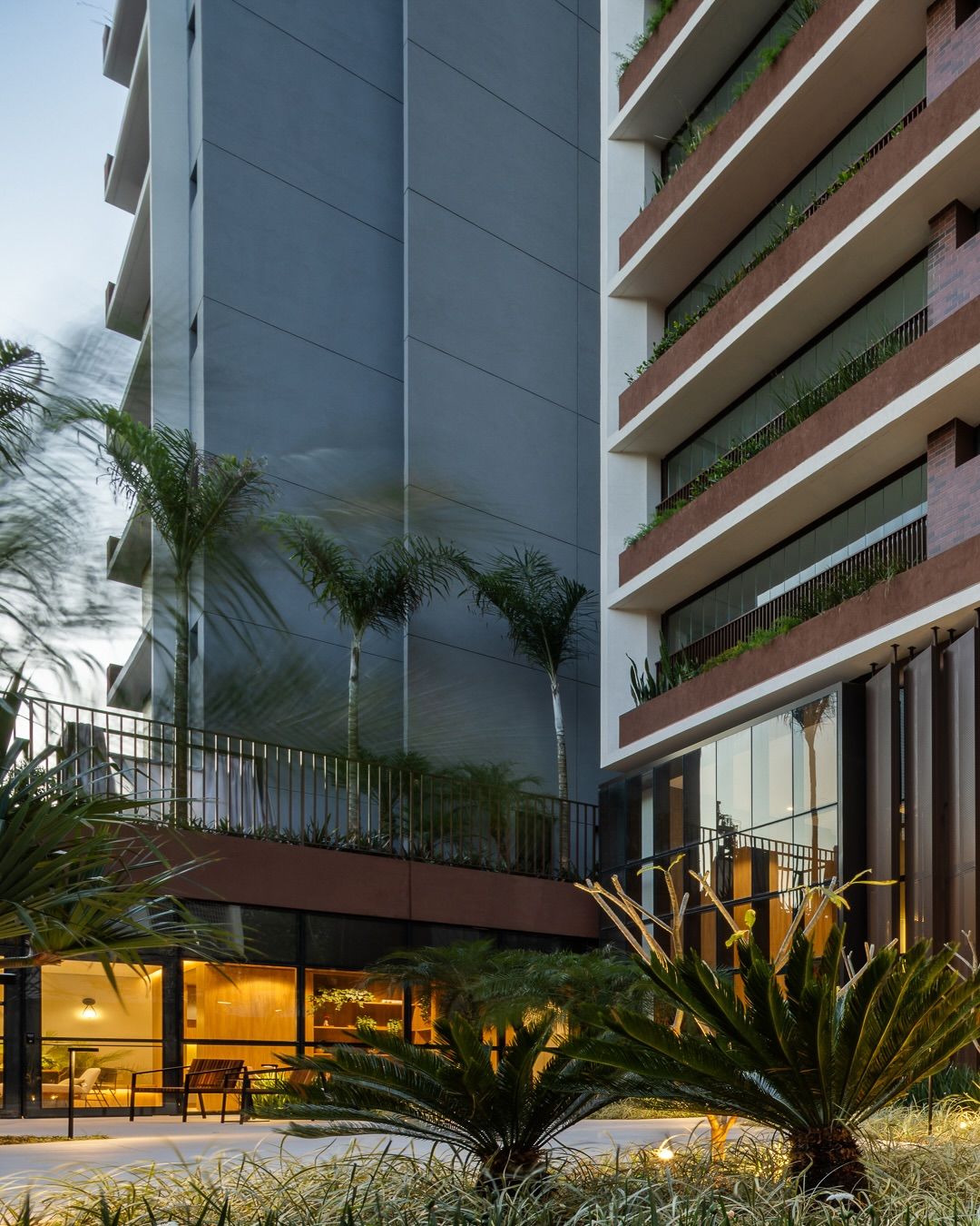 praca-omaguas-pinheiros-terreo-com-paisagismo-ao-anoitecer
