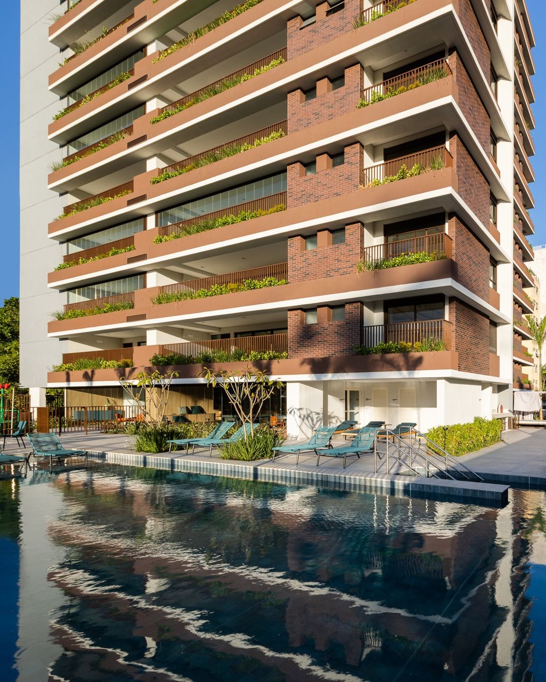 praca-omaguas-pinheiros-torre-tijolinho-com-piscina-em-primeiro-plano