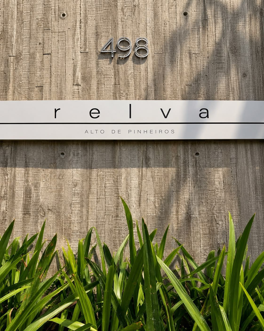relva-alto-de-pinheiros-numero-498-e-logotipo-na-fachada