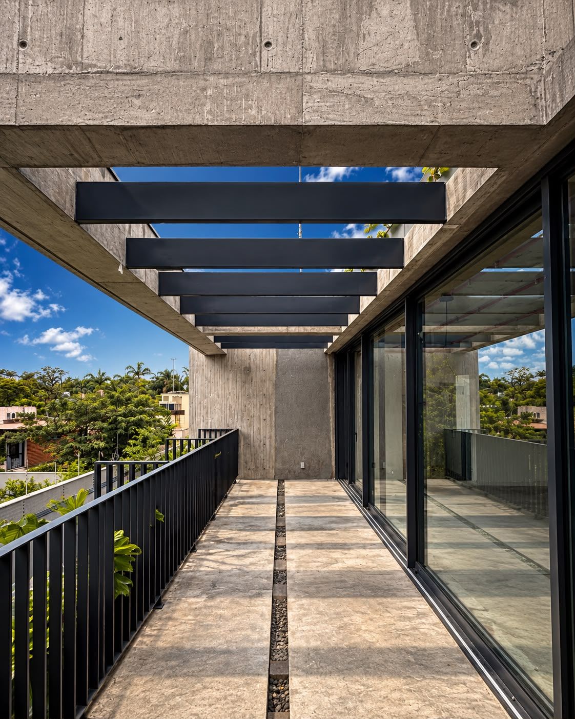 relva-alto-de-pinheiros-terraco-coberto-com-pergolado-metalico