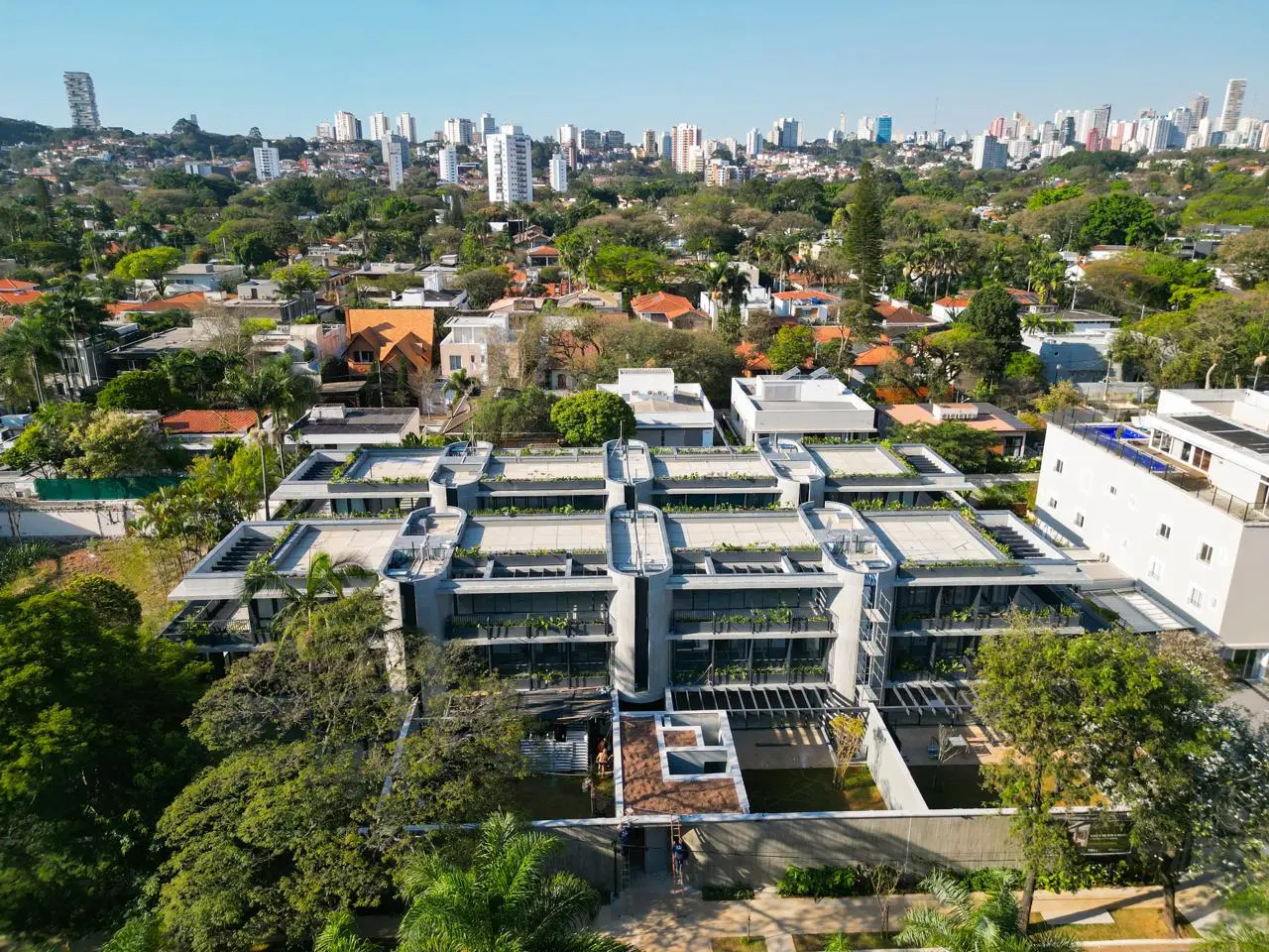 relva-alto-de-pinheiros-vista-aerea-drone-conjunto-de-8-casas