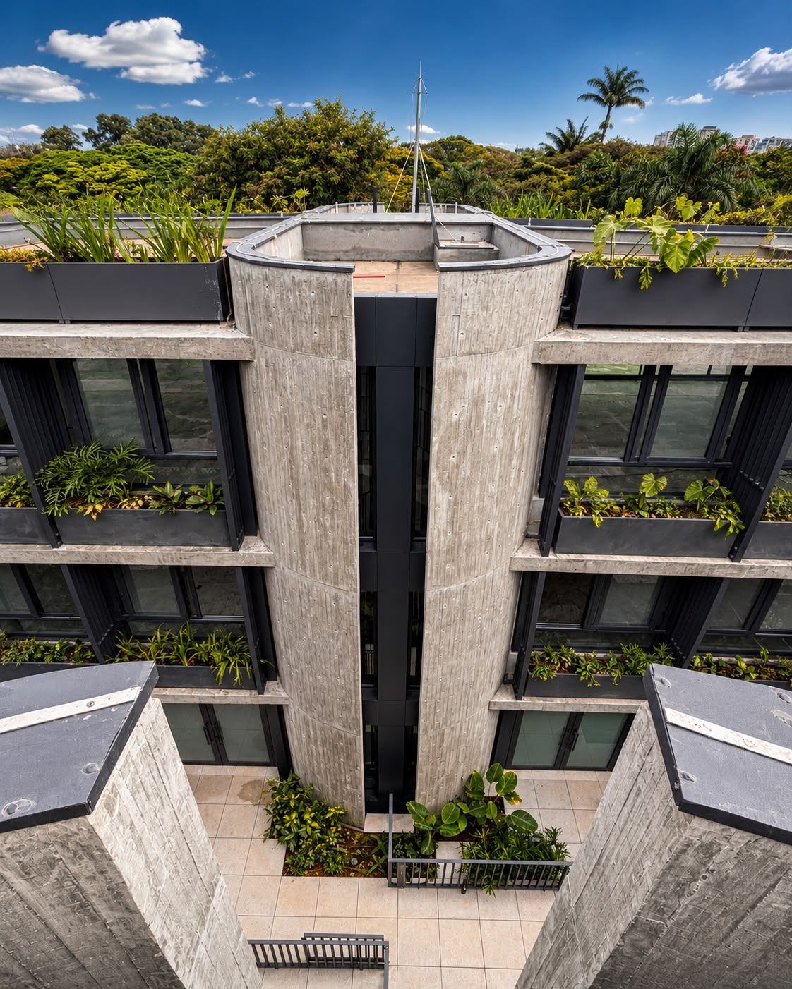 relva-alto-de-pinheiros-vista-superior-patio-entre-volumes-de-concreto
