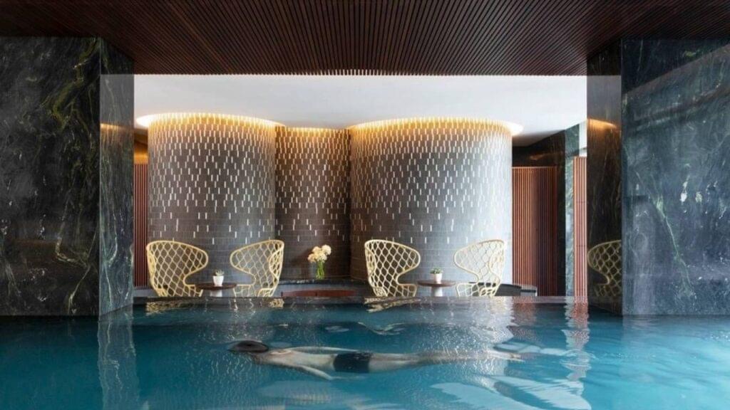 Piscina Interna Luxuosa Do Four Seasons São Paulo Com Iluminação Sofisticada.
