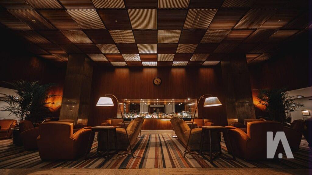 Lounge Sofisticado Do Hotel Fasano São Paulo Com Móveis De Couro E Bar Iluminado.