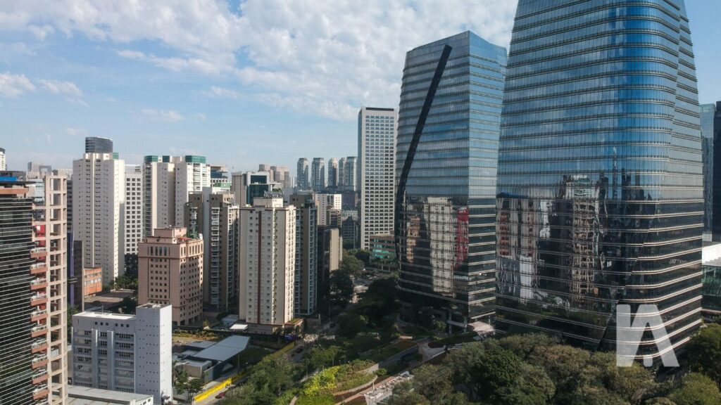 Skyline Do Itaim Bibi Com O Parque Do Povo Em Destaque Ao Entardecer.
