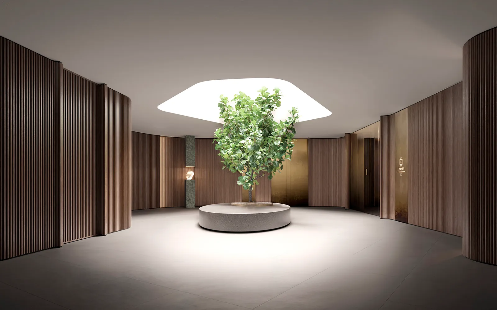 Lobby com árvore escultórica e iluminação zenital