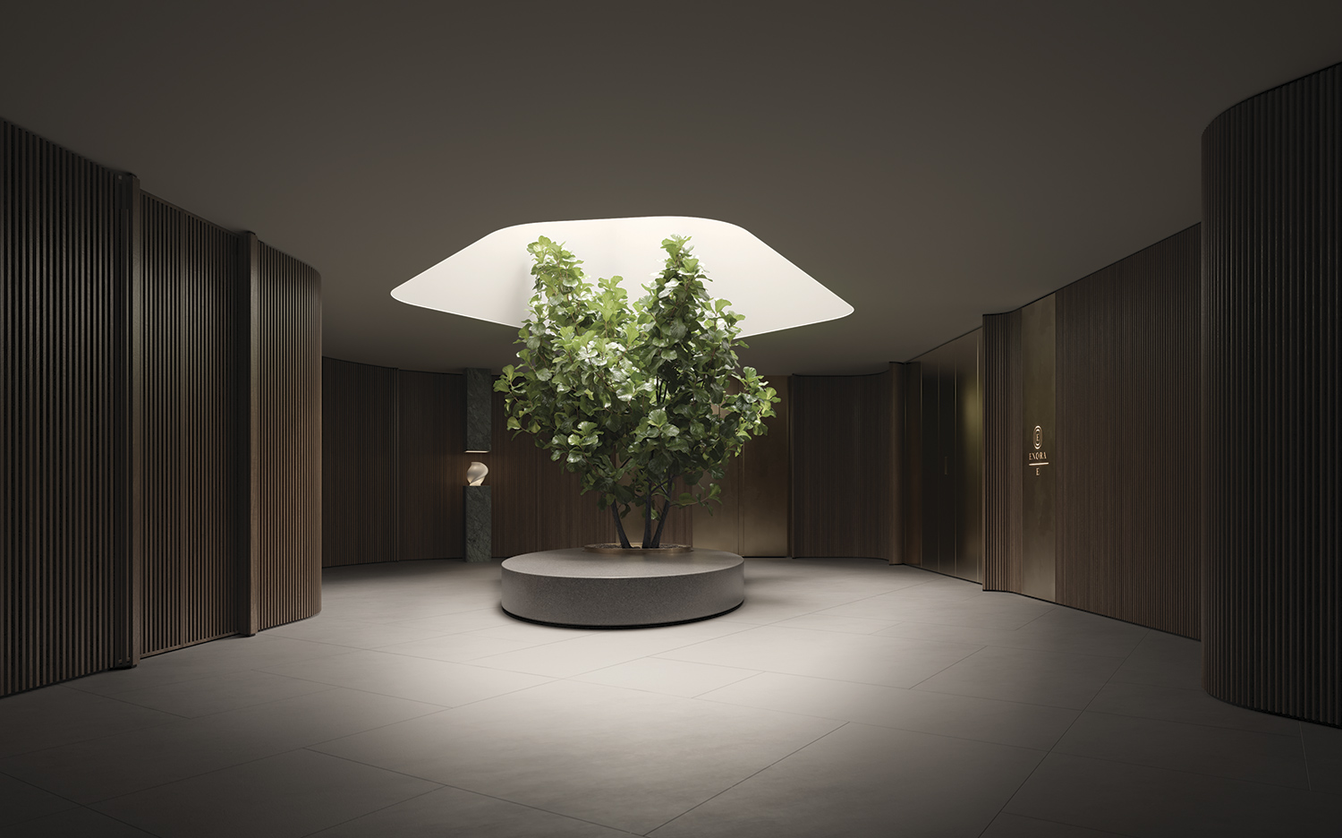 Árvore central em lobby com iluminação natural no Enora Residence