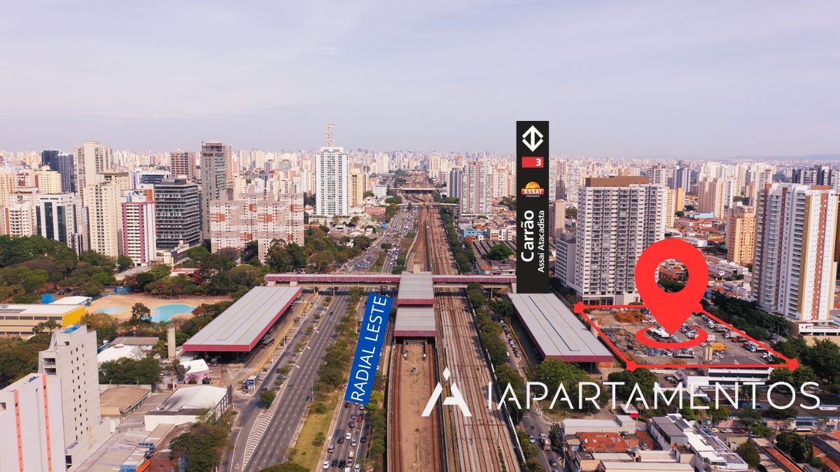 Vista aérea do terreno do ZENITH Tatuapé ao lado do Metrô Carrão na Radial Leste, com destaque para a localização estratégica do lançamento da Diálogo Engenharia