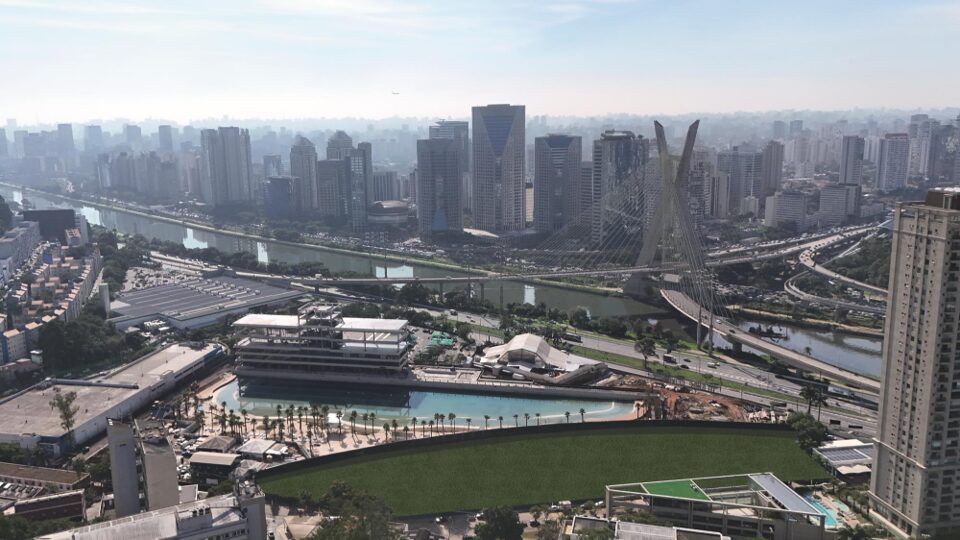 Vista panorâmica do skyline de São Paulo, com o São Paulo Surf Club e a Ponte Estaiada em destaque, ilustrando a localização privilegiada do São Paulo Bay Even em Cidade Jardim.