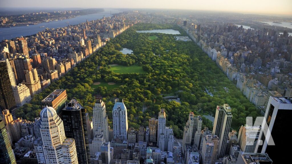 Como Parques Influenciam A Valorização Imobiliária: Entenda O Impacto Em Investimentos De Alto Padrão 6 Imagem Aérea Do Central Park Em Nova York Cercado Por Edifícios Residenciais De Alto Padrão E Arranha-Céus