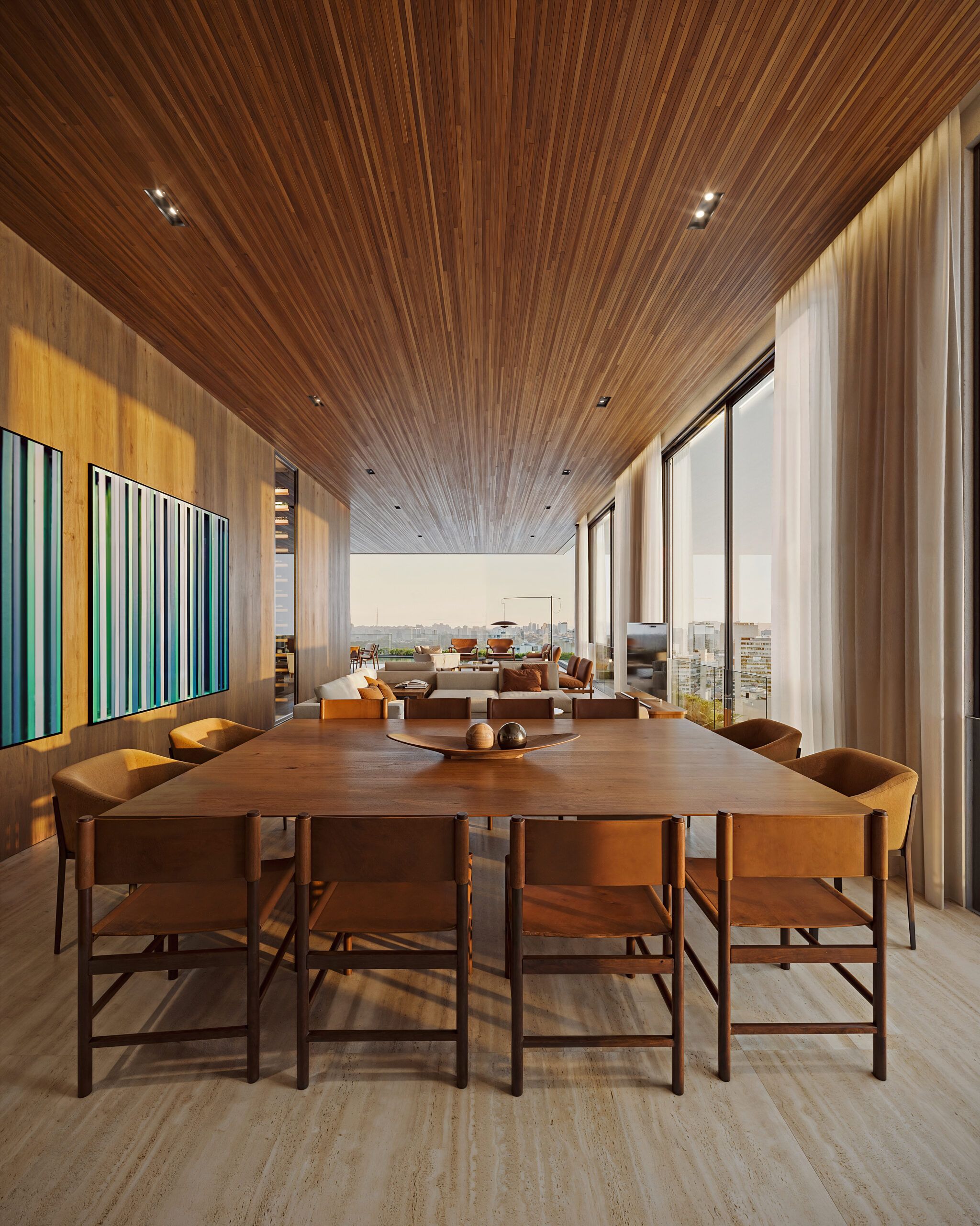 LUX 600 — sala de jantar da cobertura com teto em madeira e vista panorâmica de São Paulo — curadoria iApartamentos — Vila Nova Conceição