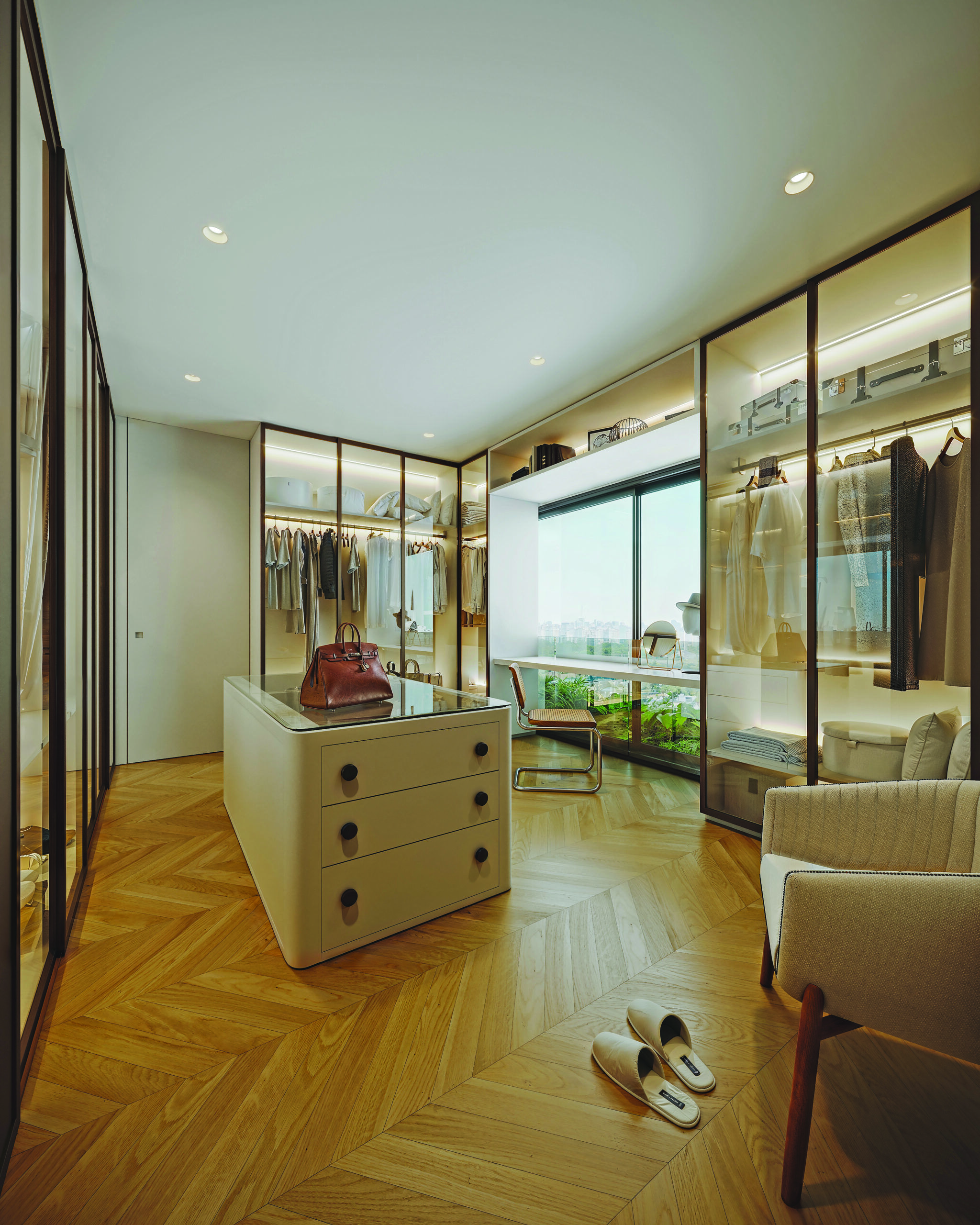 LUX 600 — closet do duplex com ilha central, piso espinha de peixe e vista para a cidade — curadoria iApartamentos — Vila Nova Conceição