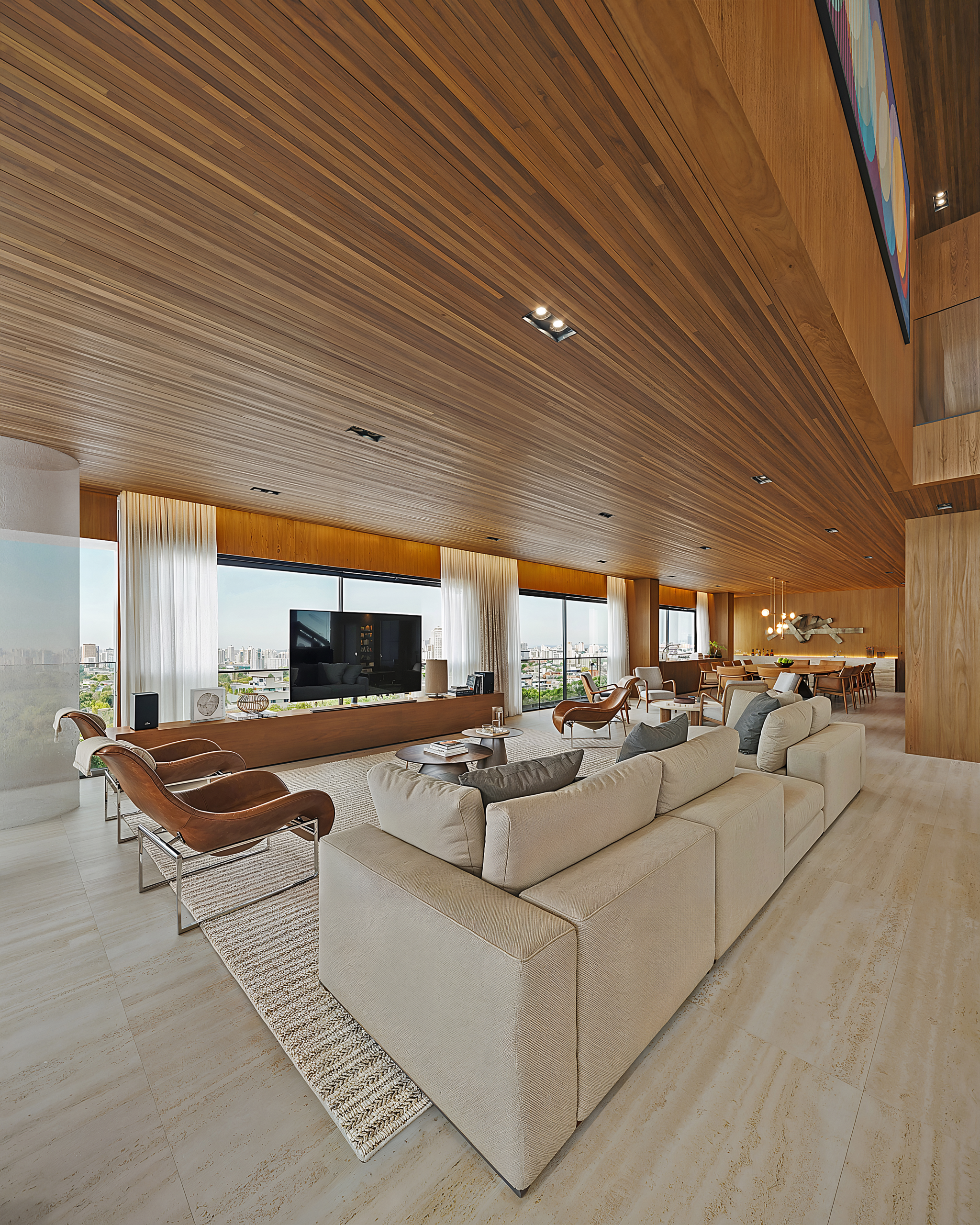 LUX 600 — living do duplex com pé-direito duplo e revestimento em madeira — curadoria iApartamentos — Vila Nova Conceição