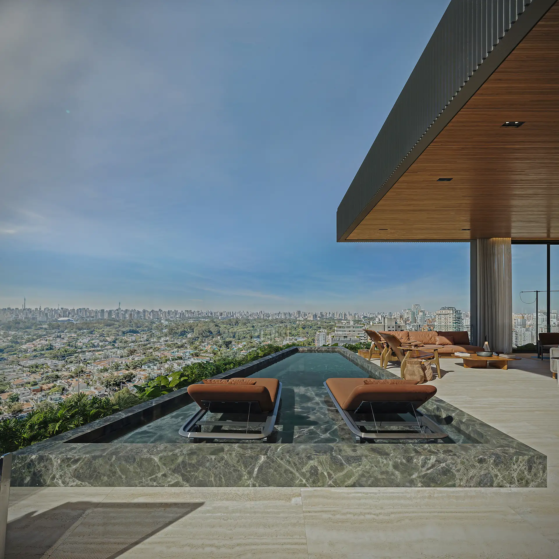 LUX 600 — piscina de borda infinita do terraço do duplex com vista panorâmica de São Paulo — curadoria iApartamentos — Vila Nova Conceição