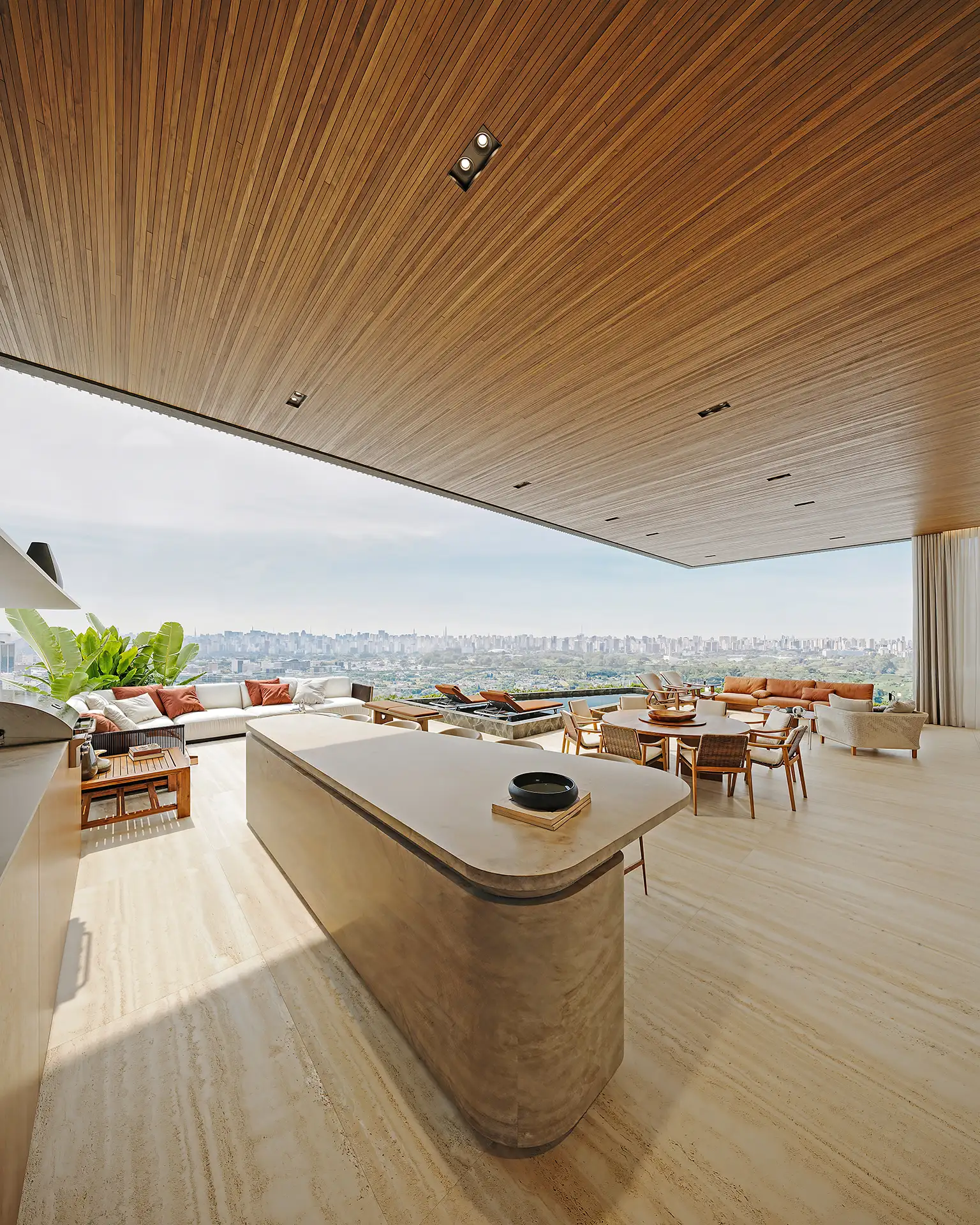 LUX 600 — varanda gourmet do duplex com bancada em pedra e vista aberta da cidade — curadoria iApartamentos — Vila Nova Conceição