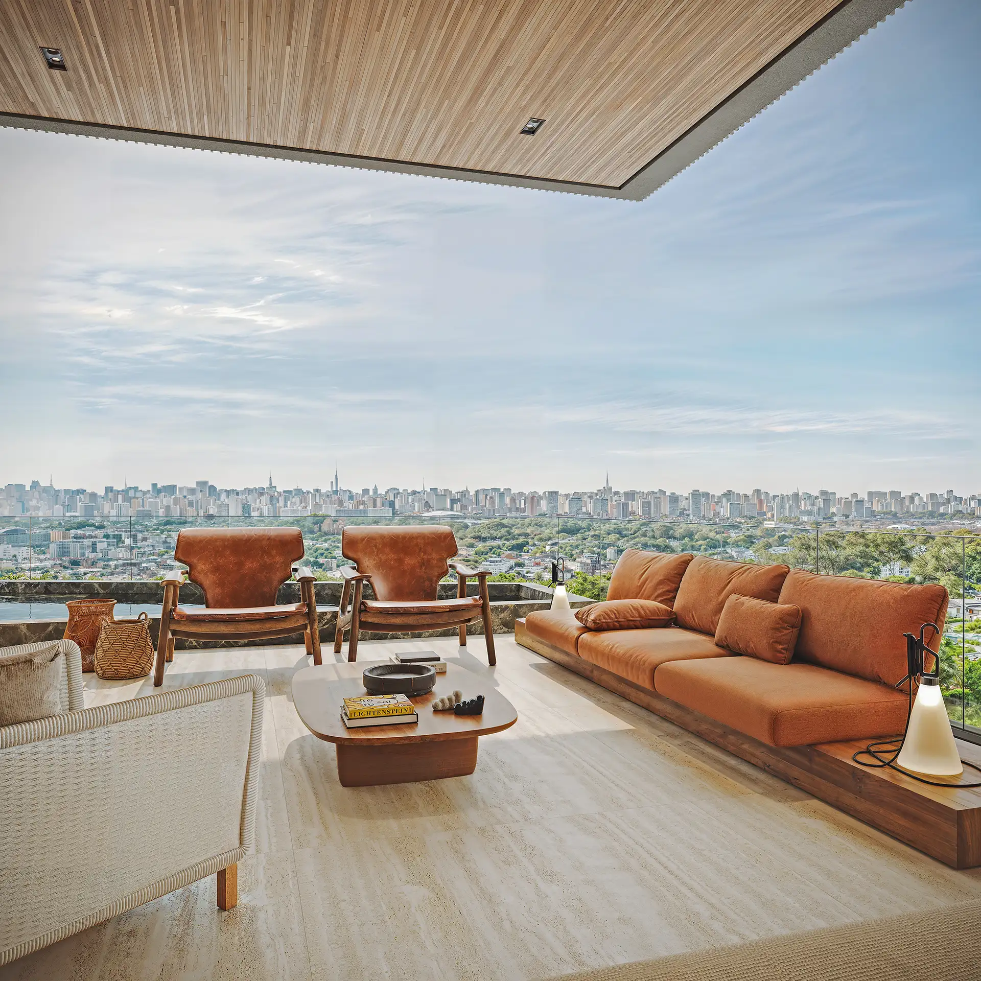 LUX 600 — varanda lounge do duplex com vista para o skyline de São Paulo — curadoria iApartamentos — Vila Nova Conceição