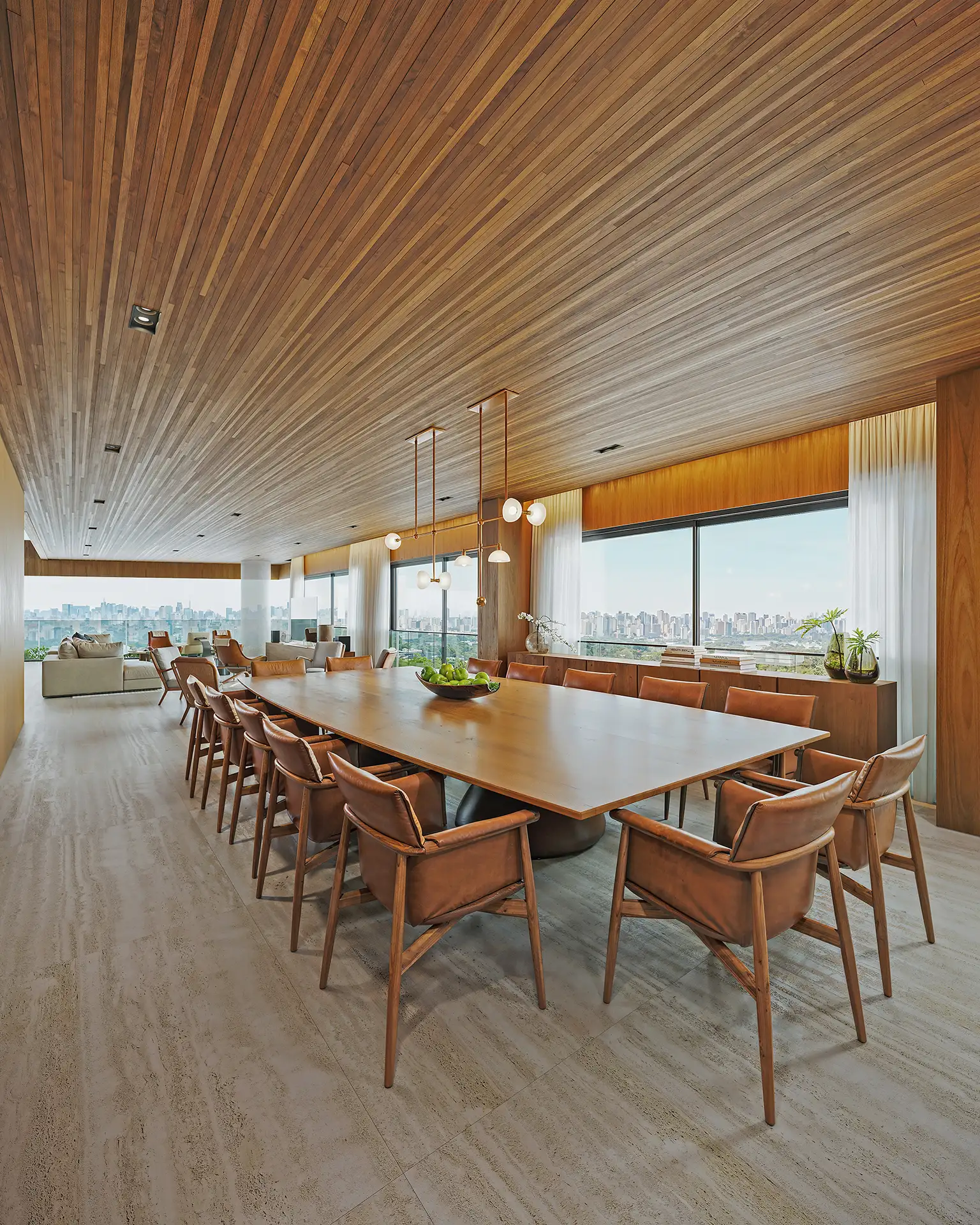 LUX 600 — sala de jantar ampla com mesa para doze lugares e vista da cidade — curadoria iApartamentos — Vila Nova Conceição