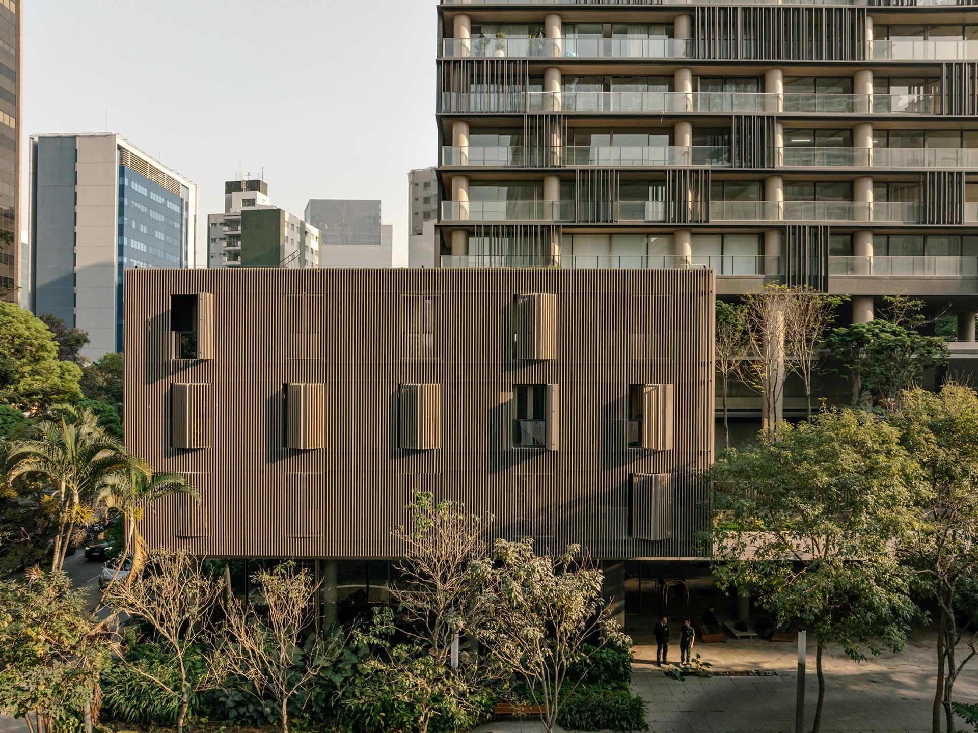 Fachada Premiada do Pulso Hotel - Praça Henrique Monteiro