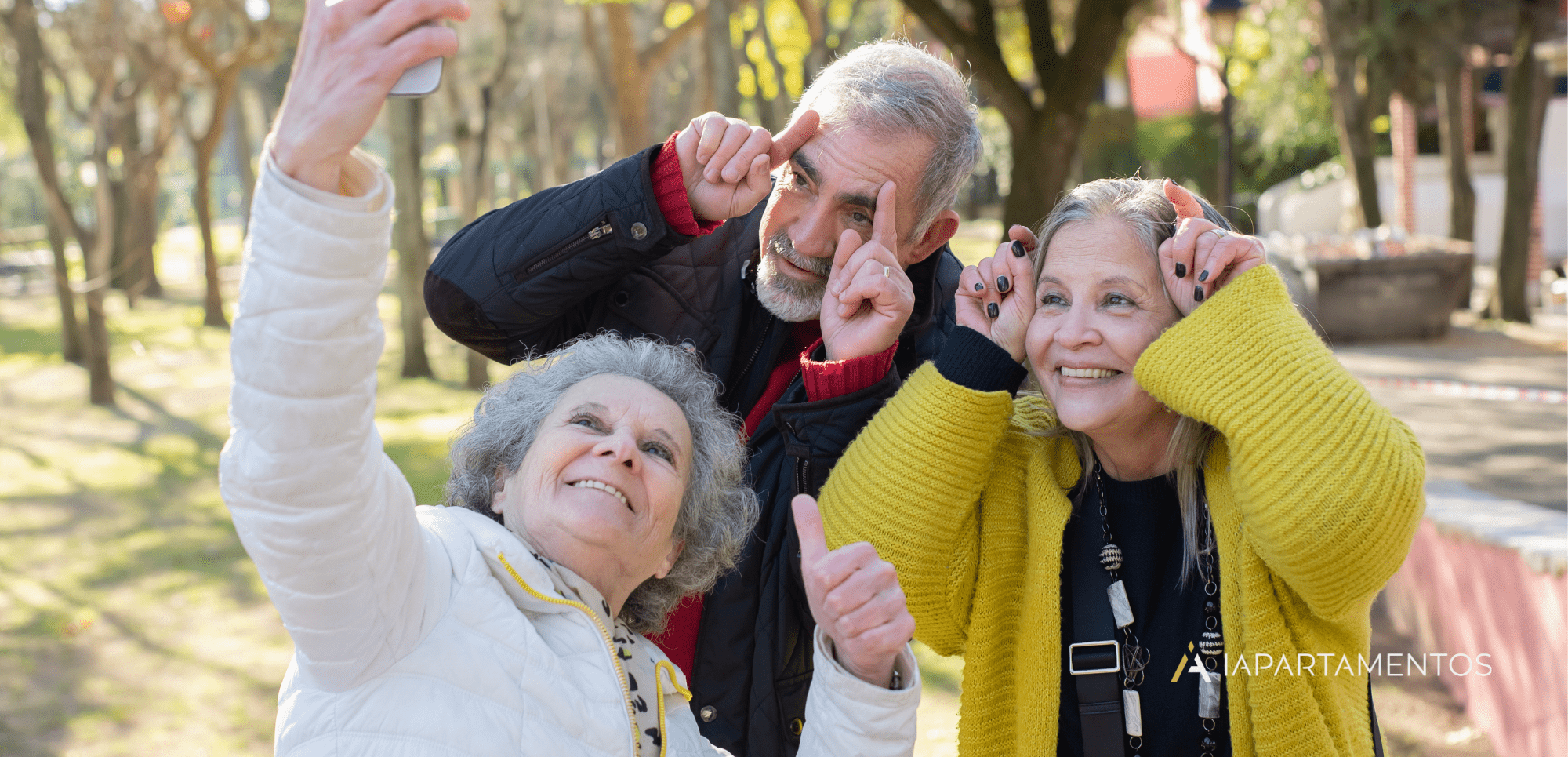 Três Idosos 60+ Sorrindo E Tirando Selfie Em Parque, Retrato Do Envelhecimento Ativo E Do Idoso Protagonista Em São Paulo