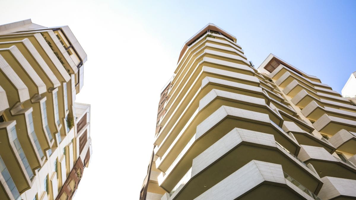 Fachada Contemporânea De Prédio Residencial Com 2 Torres Em São Paulo, Símbolo Do Investimento Imobiliário Em 2025.