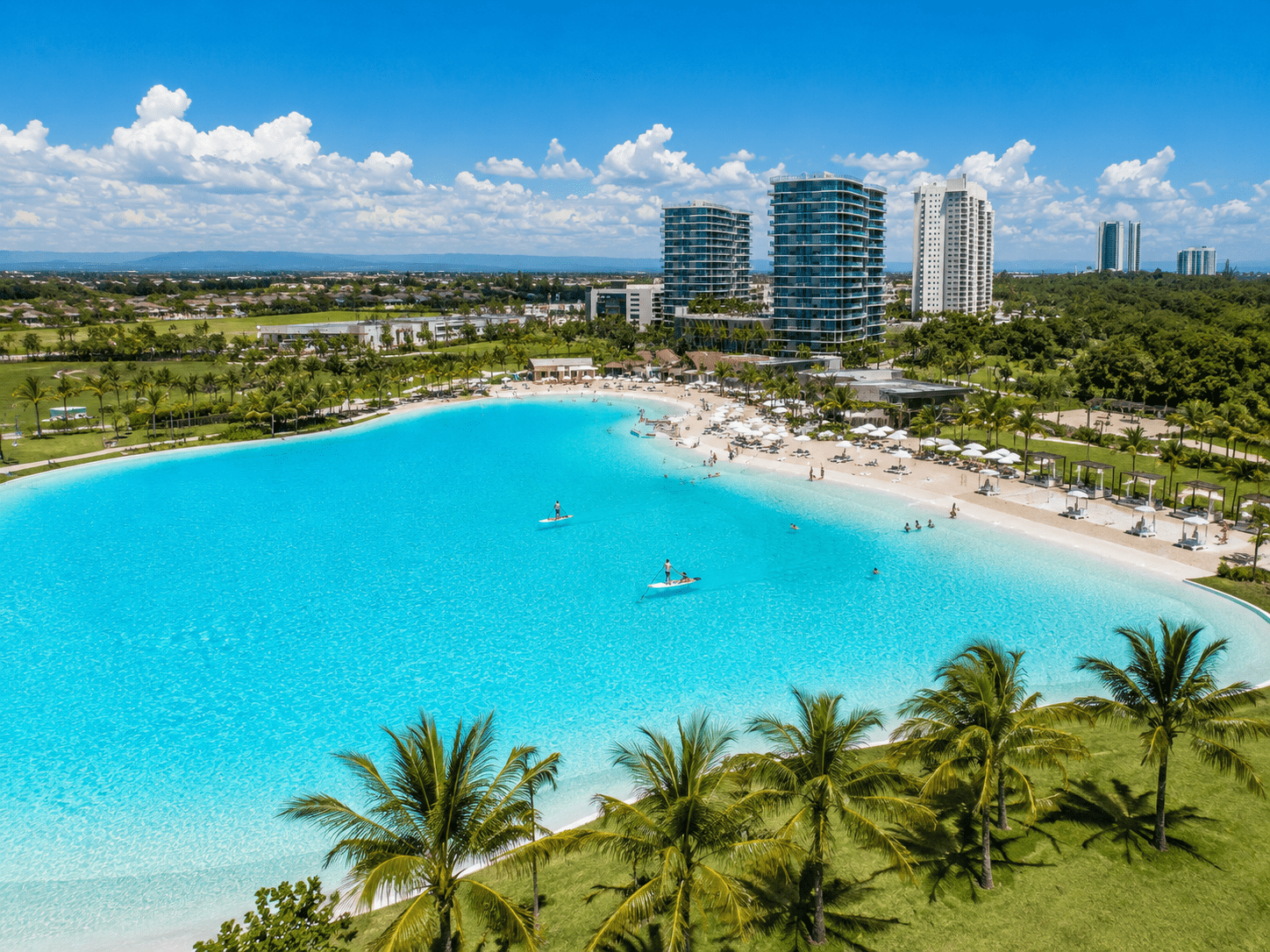 Lagoa Cristalina Crystal Lagoons De Águas Turquesa Com Praia De Areia Branca E Torres Residenciais Ao Fundo