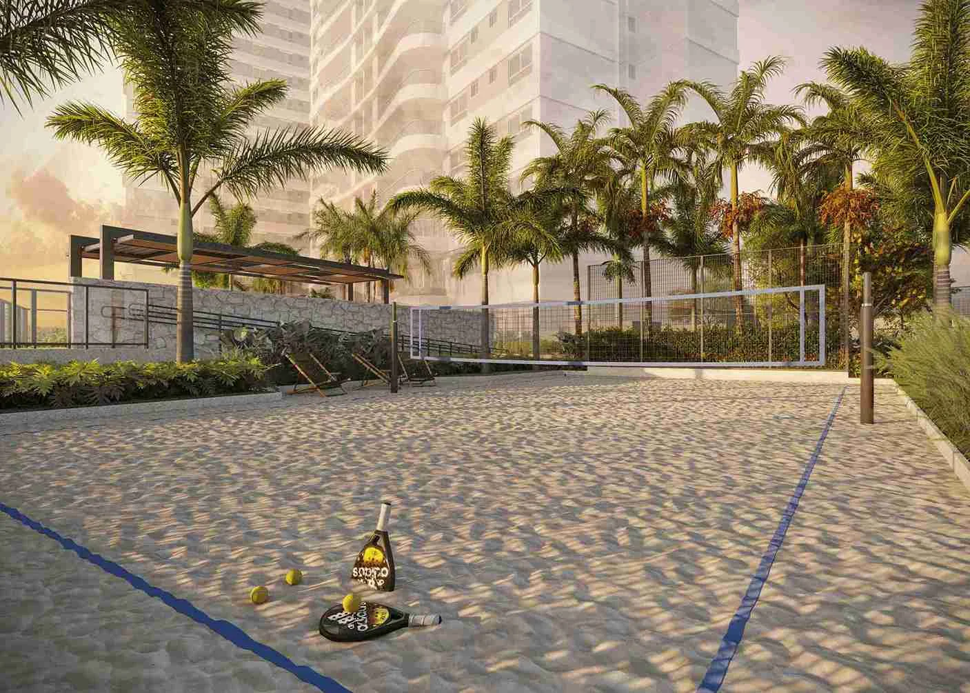 Quadra de beach tennis com areia, rede e raquetes cercada por palmeiras no Casa Parque Cerâmica
