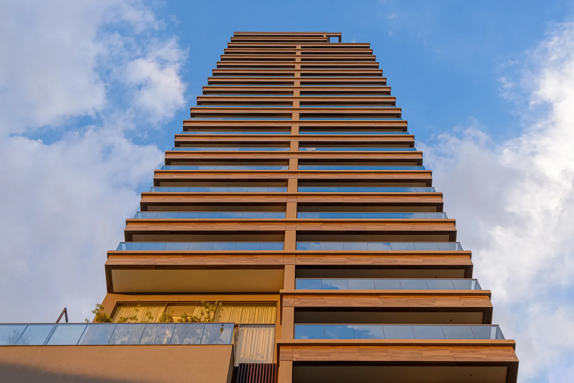 Cyrela Haus by YOO, fachada vista de baixo com terraços, curadoria iApartamentos, Pinheiros
