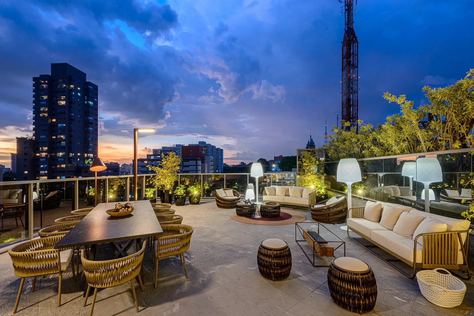 Cyrela Haus by YOO, lounge infinito com vista da cidade, curadoria iApartamentos, Pinheiros