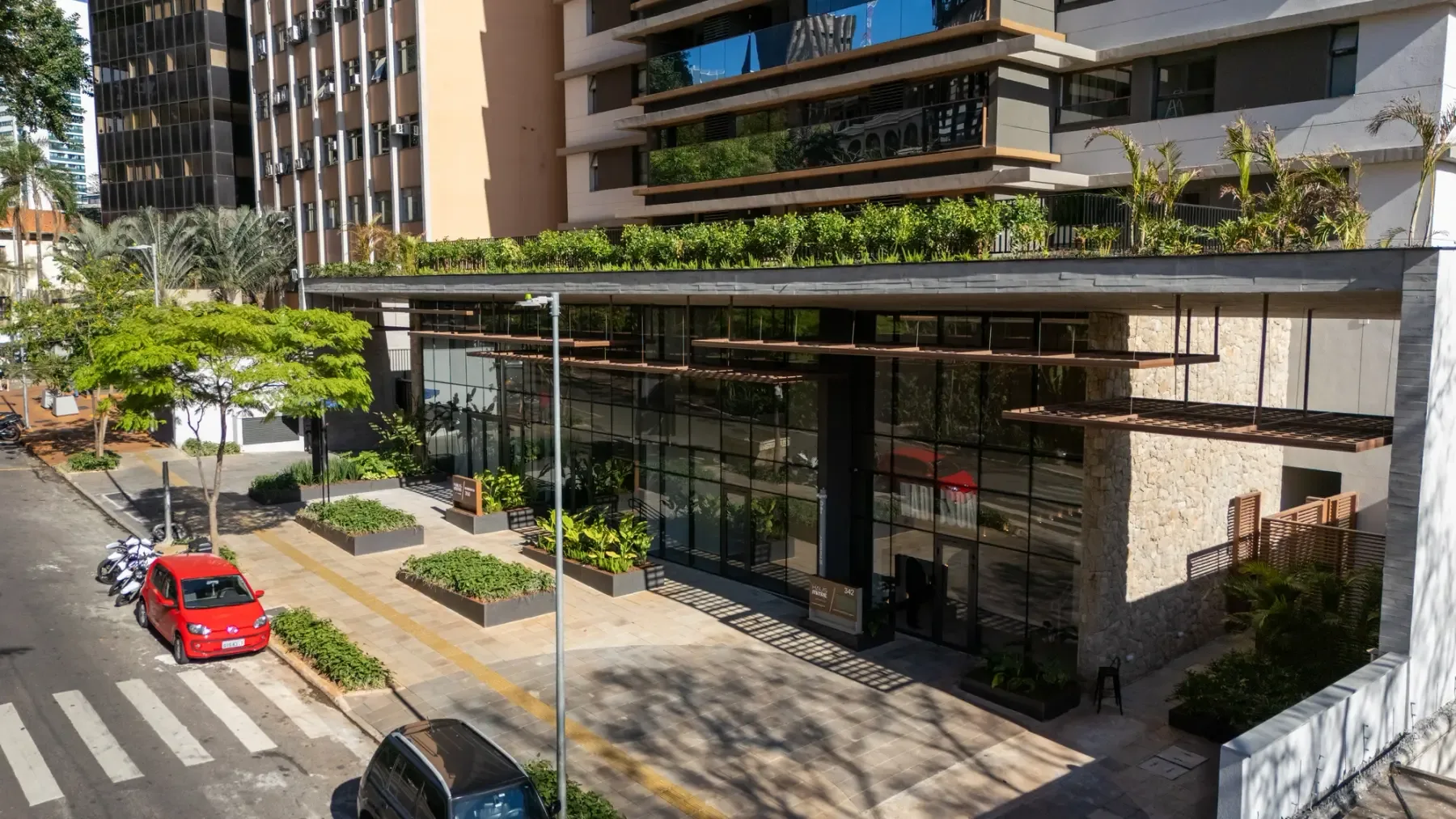 Haus Mitre Jardins, térreo com fachada de vidro e paisagismo, curadoria iApartamentos, Jardins