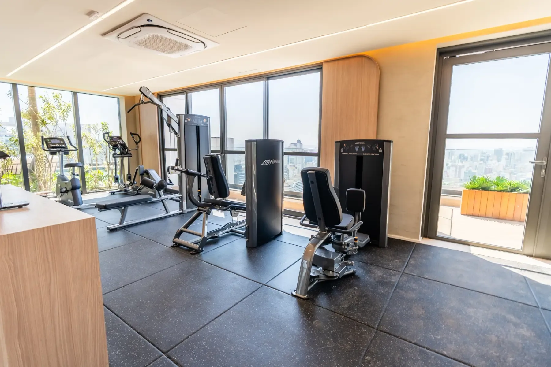 Haus Mitre Jardins, fitness com equipamentos de musculação, curadoria iApartamentos, Jardins