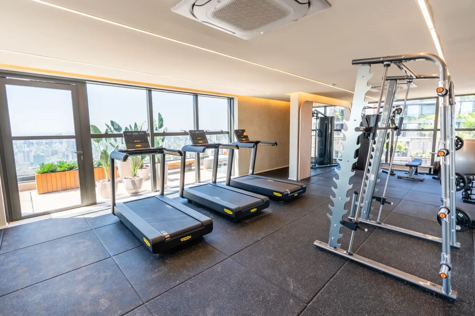 Haus Mitre Jardins, fitness com esteiras e vista, curadoria iApartamentos, Jardins