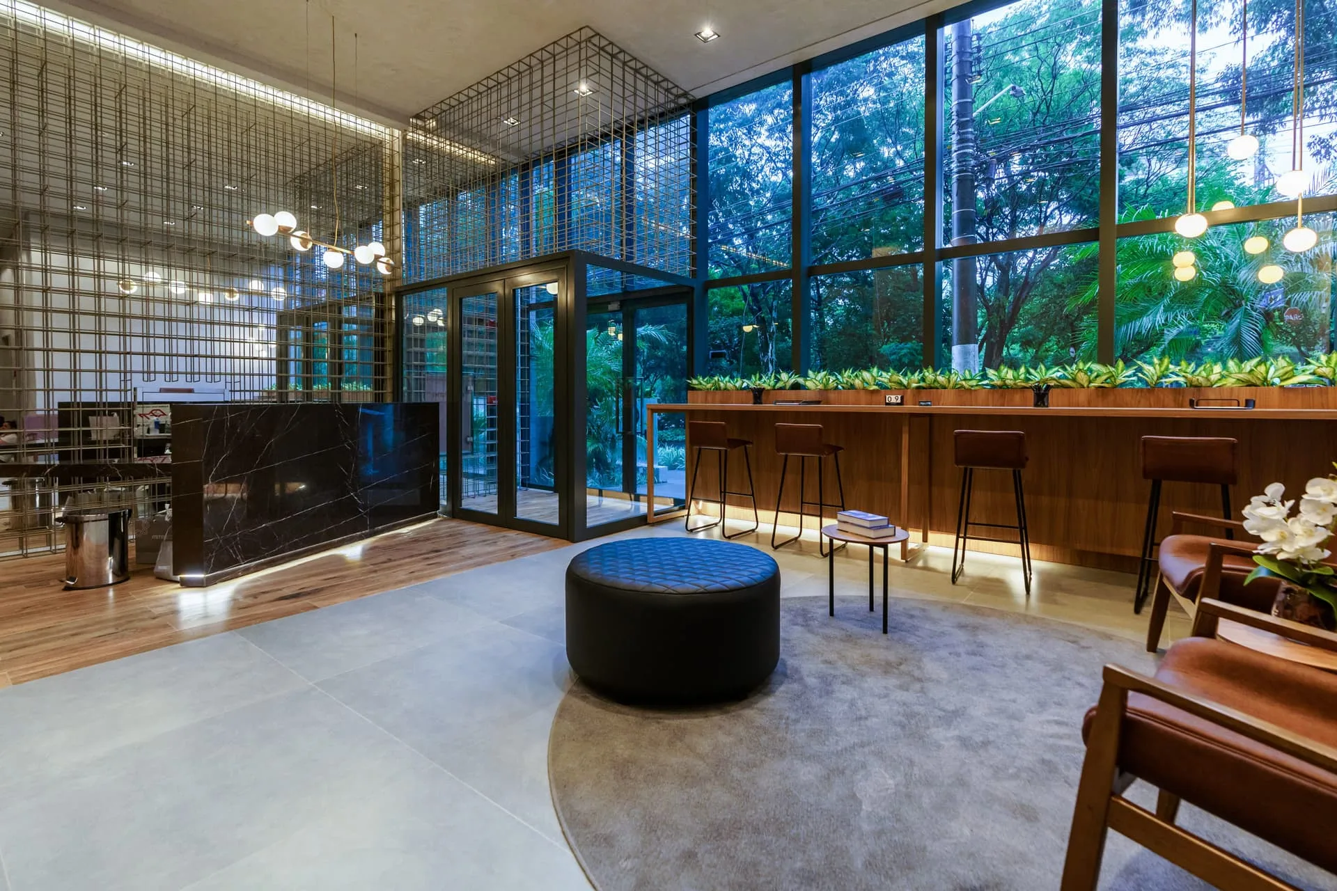 Haus Mitre Pinheiros, lobby com fachada de vidro, curadoria iApartamentos, Pinheiros