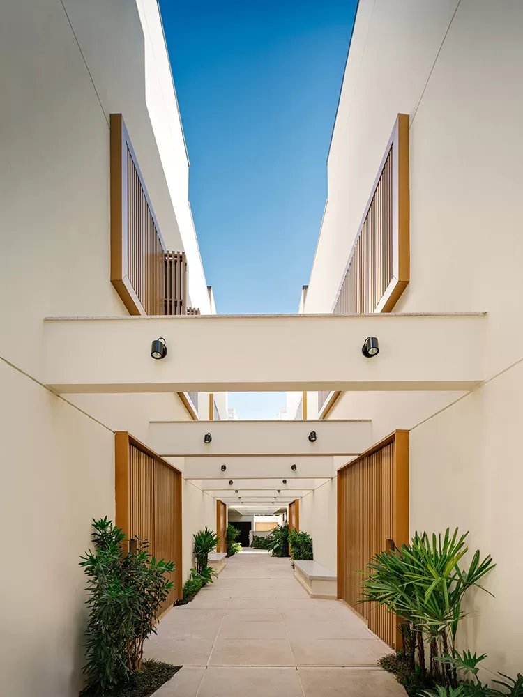 Kiná Alto de Pinheiros, alameda interna de acesso às casas, curadoria iApartamentos, Alto de Pinheiros