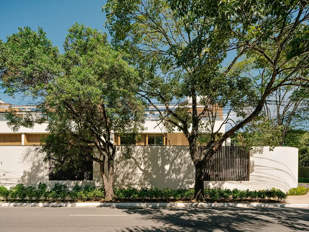 Kiná Alto de Pinheiros, muro e arborização na Rua Orobó, curadoria iApartamentos, Alto de Pinheiros