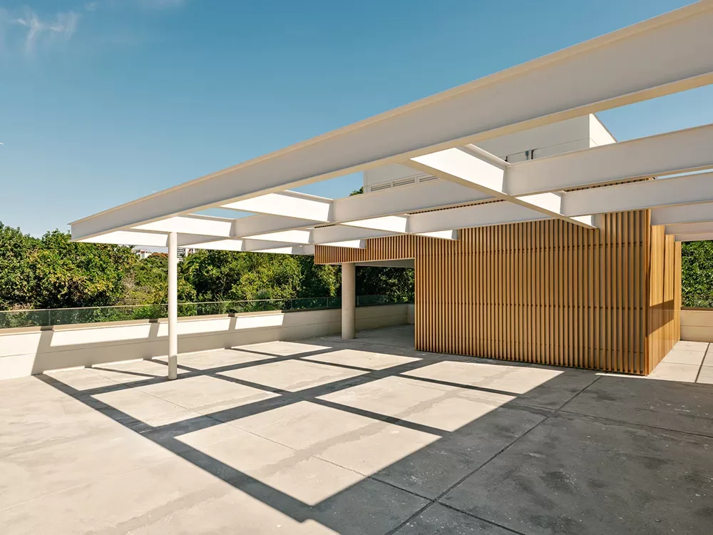 Kiná Alto de Pinheiros, terraço do rooftop com pergolado, curadoria iApartamentos, Alto de Pinheiros