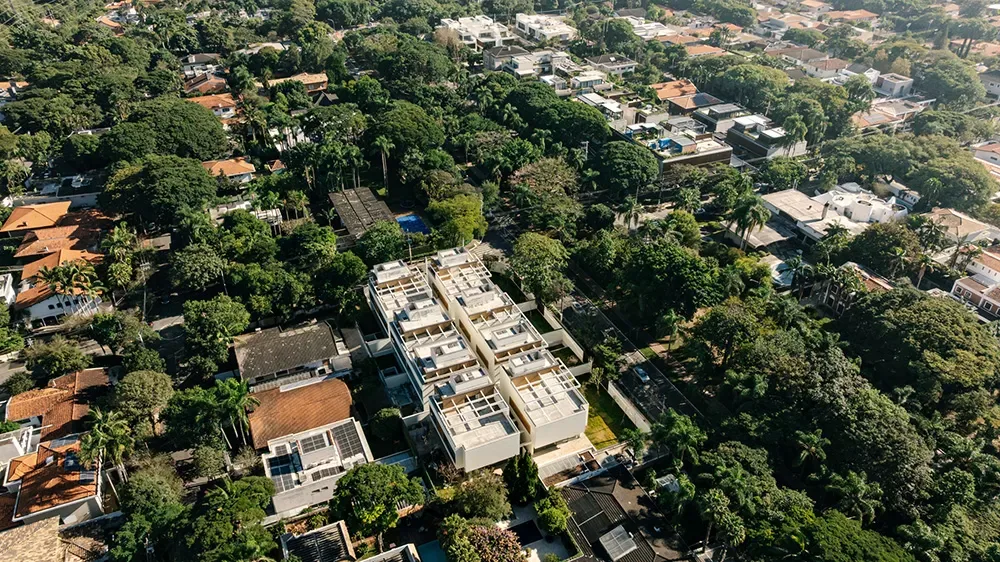 Kiná Alto de Pinheiros, vista aérea das casas entre as árvores, curadoria iApartamentos, Alto de Pinheiros
