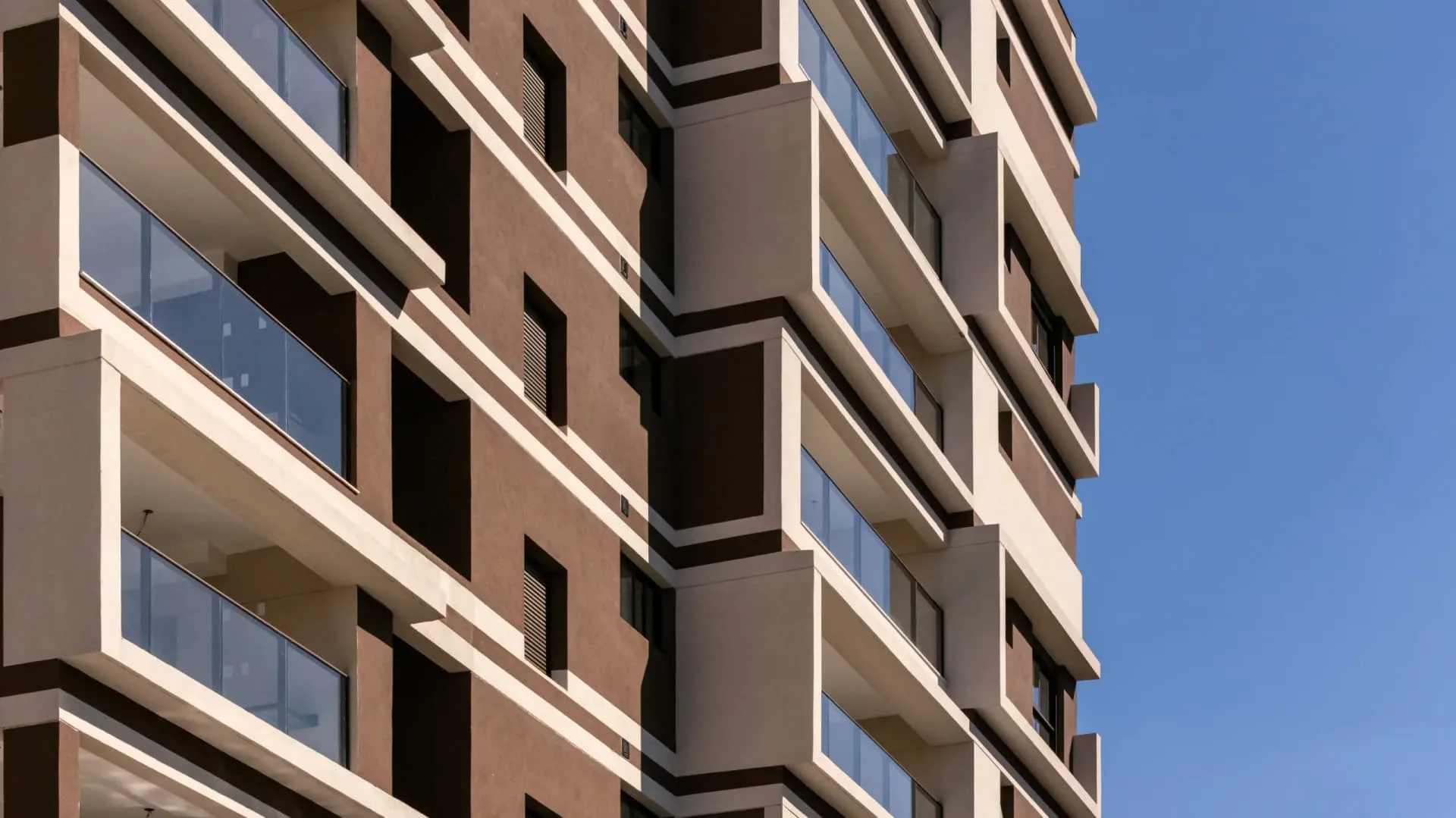Raro Perdizes, detalhe da fachada com caixilhos, curadoria iApartamentos, Perdizes