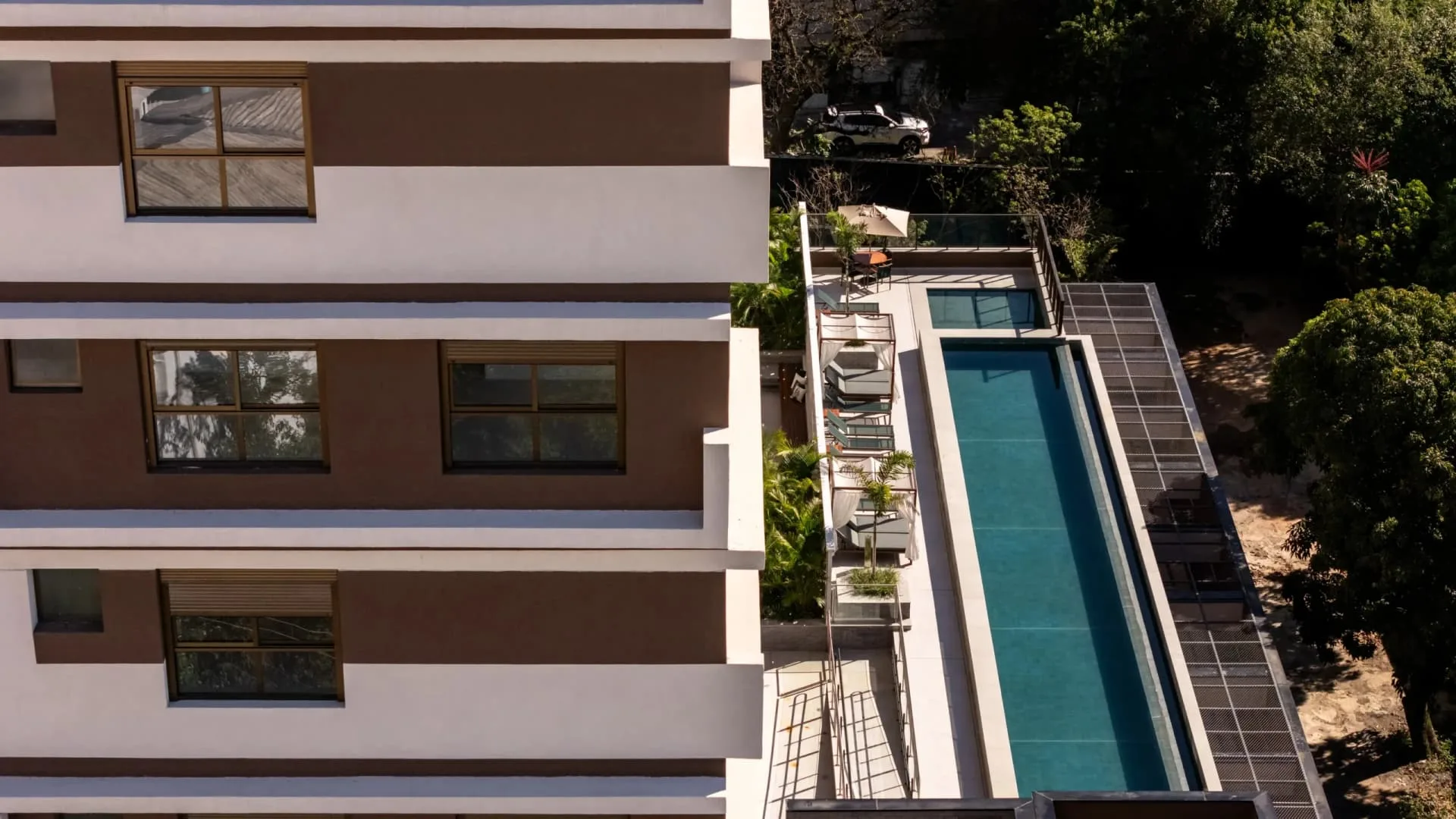 Raro Perdizes, fachada e piscina vistas do alto, curadoria iApartamentos, Perdizes