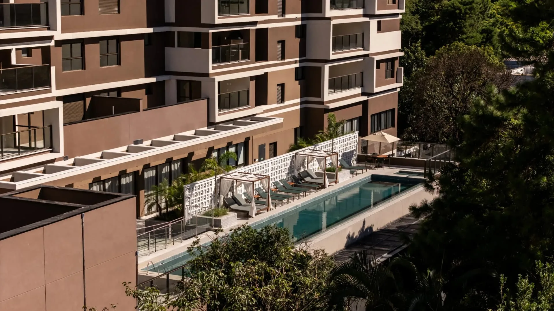 Raro Perdizes, terraços e área da piscina, curadoria iApartamentos, Perdizes